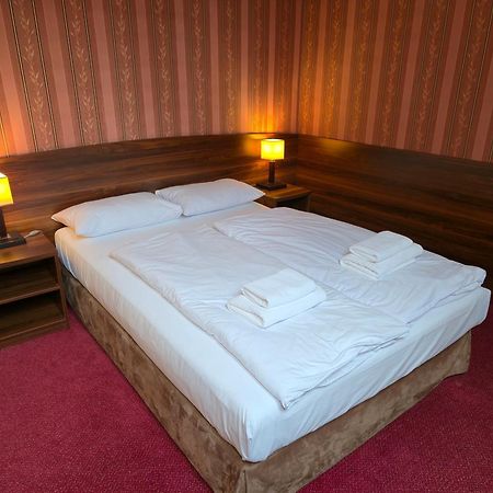 Hotel Dworski Galaktyczny Park Warzymice Экстерьер фото