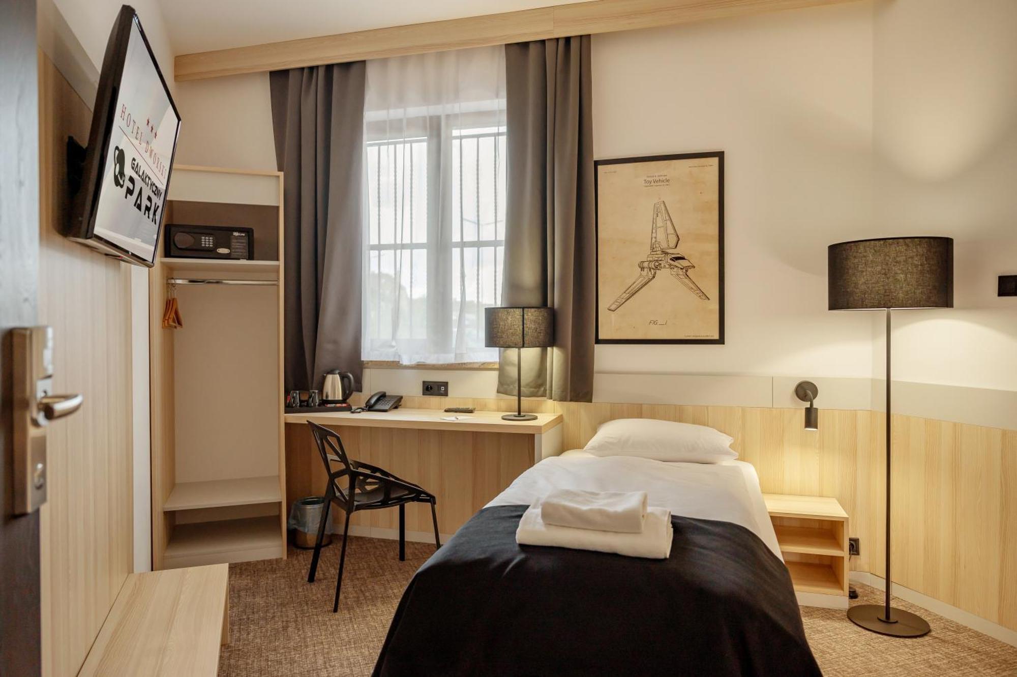 Hotel Dworski Galaktyczny Park Warzymice Экстерьер фото