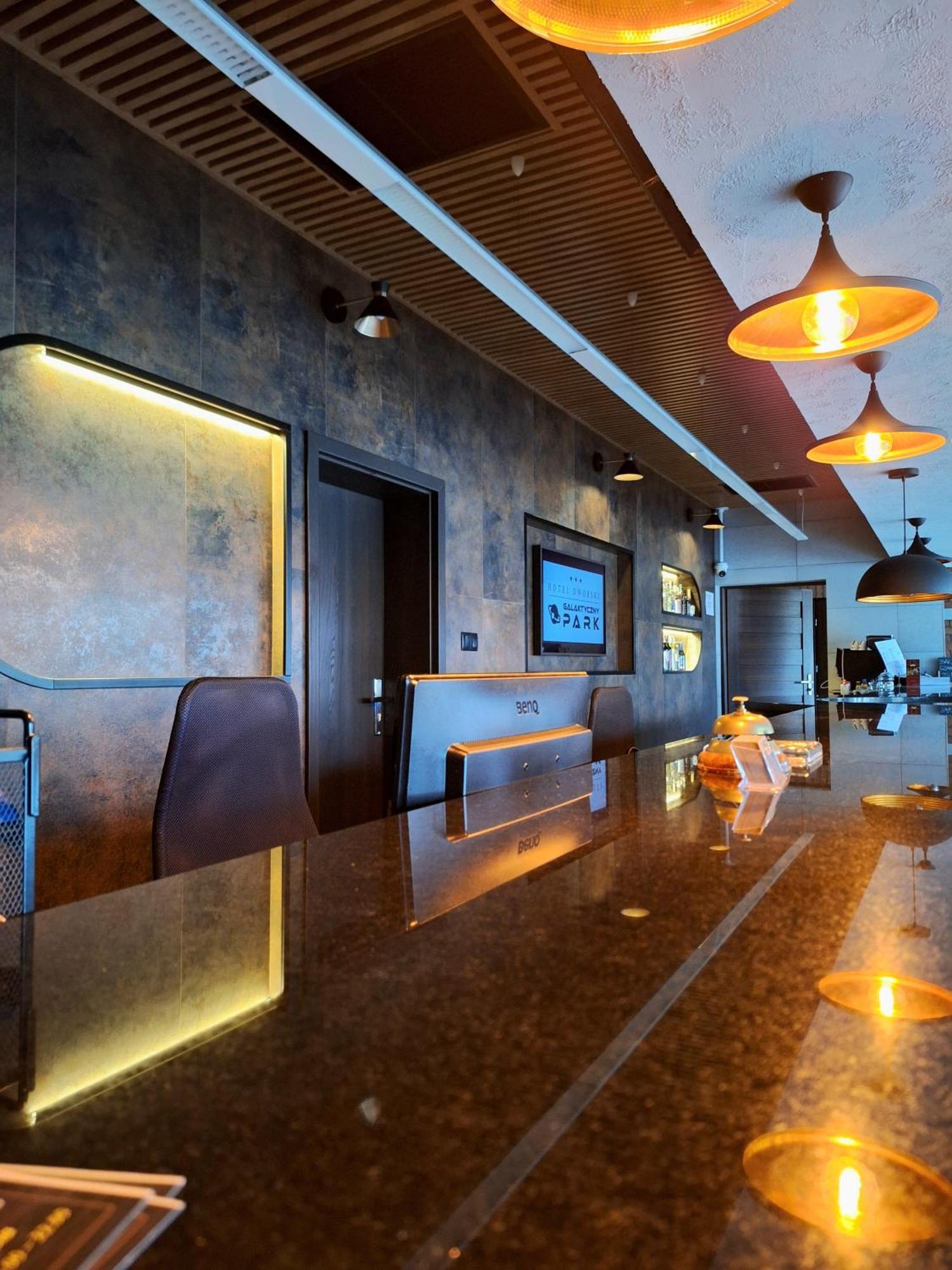 Hotel Dworski Galaktyczny Park Warzymice Экстерьер фото