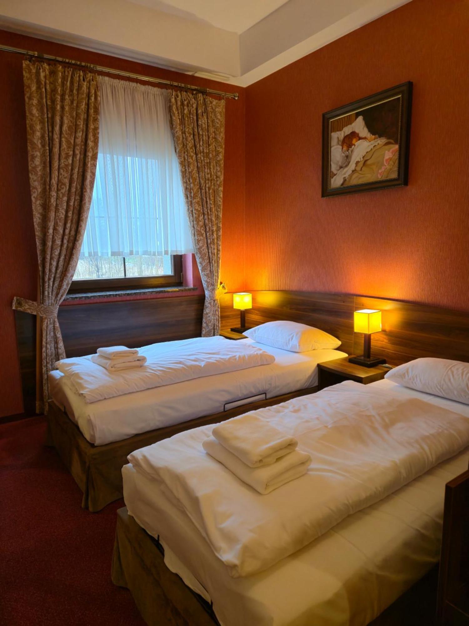 Hotel Dworski Galaktyczny Park Warzymice Экстерьер фото