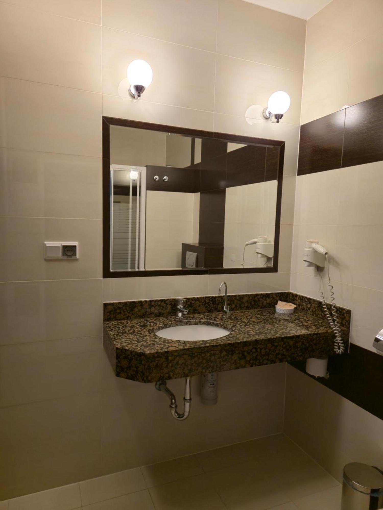 Hotel Dworski Galaktyczny Park Warzymice Экстерьер фото