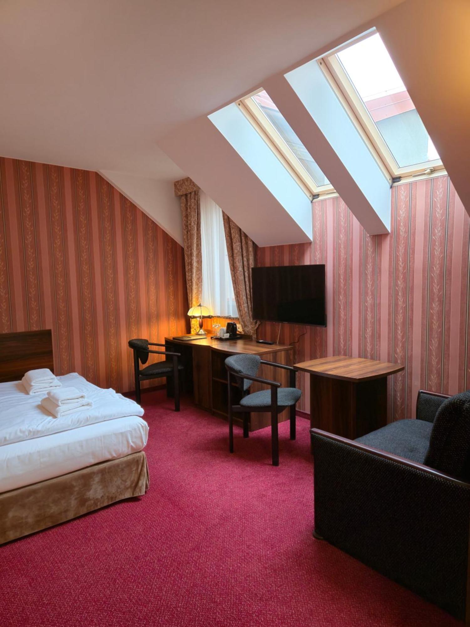Hotel Dworski Galaktyczny Park Warzymice Экстерьер фото