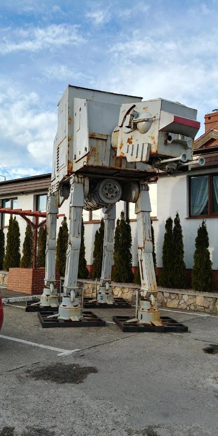 Hotel Dworski Galaktyczny Park Warzymice Экстерьер фото